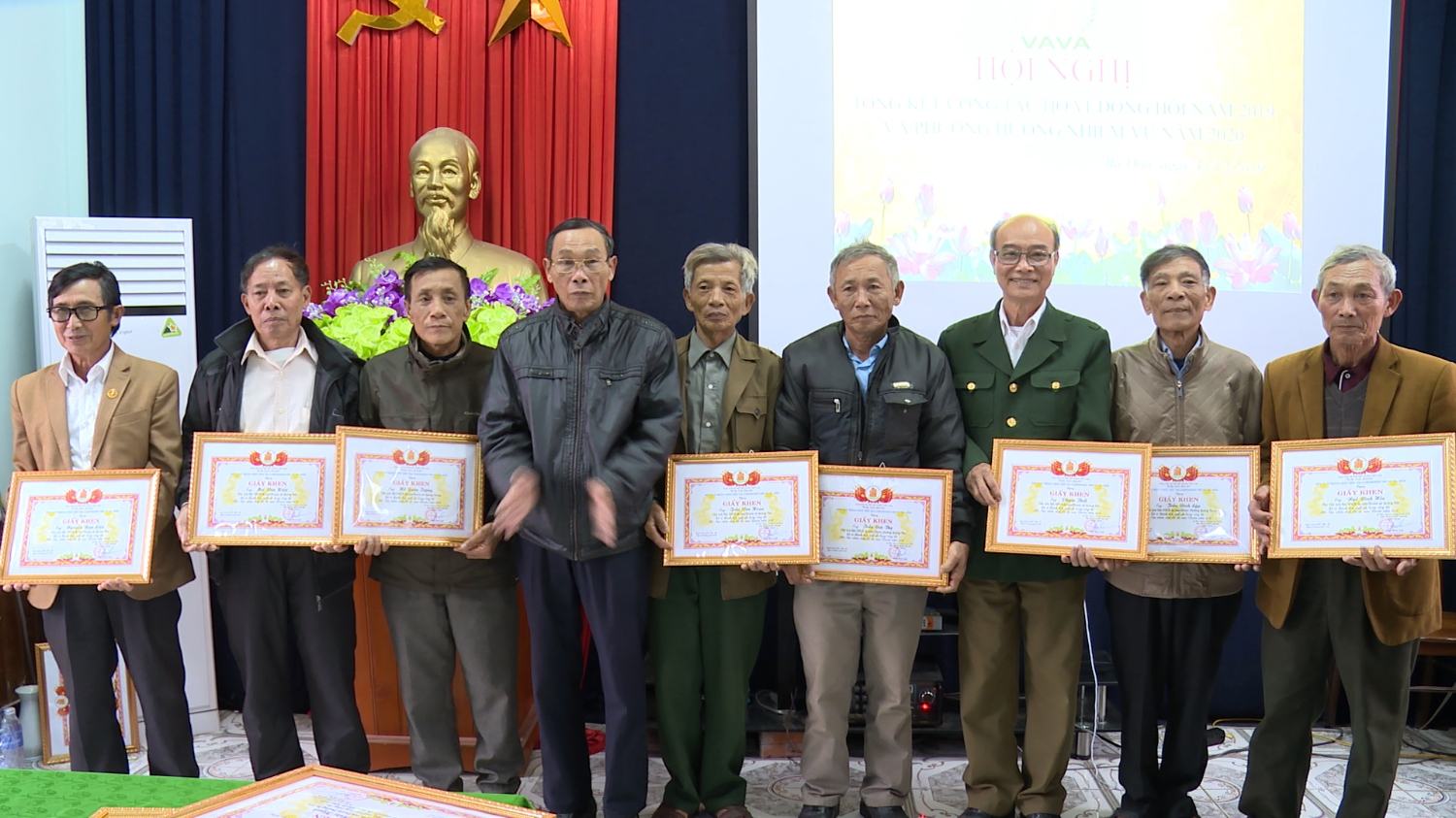 Hội Nạn nhân chất độc Da cam Dioxin tặng giấy khen cho 13 cá nhân có thành tích hoàn thành tốt nhiệm vụ xây dựng Hội năm 2019