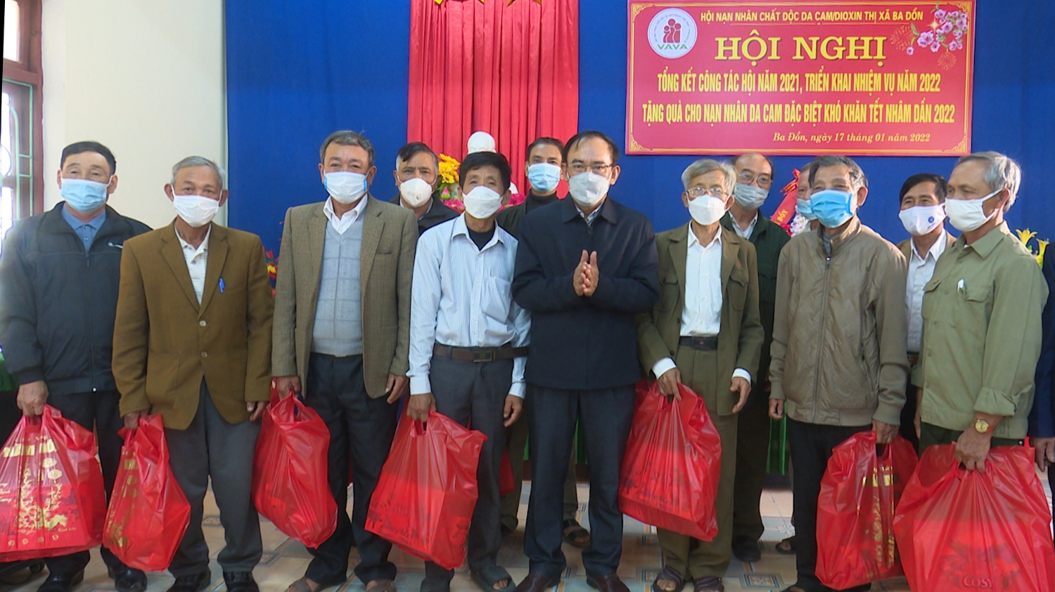 Hội NNCĐ Da camDioxin thị xã trao tặng 88 suất quà cho các nạn nhân da cam có hoàn cảnh đặc biệt khó khăn nhân dịp Tết Nguyên Đán Nhâm Dần 2022