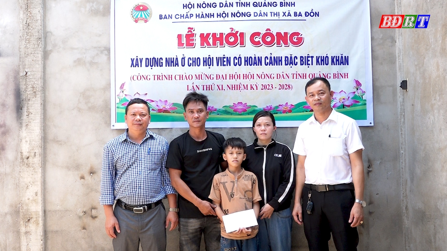 Hội Nông dân thị xã Ba Đồn tặng số tiền hỗ trợ xây dựng nhà ở cho gia đình anh Đoàn Chí Linh.