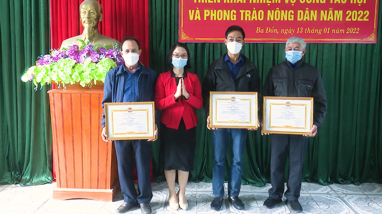 Hội Nông dân tỉnh Quảng Bình tặng giấy khen cho các tập thể , cá nhân có thành tích xuất sắc trong công tác xây dựng tổ chức Hội và phong trào nông dân