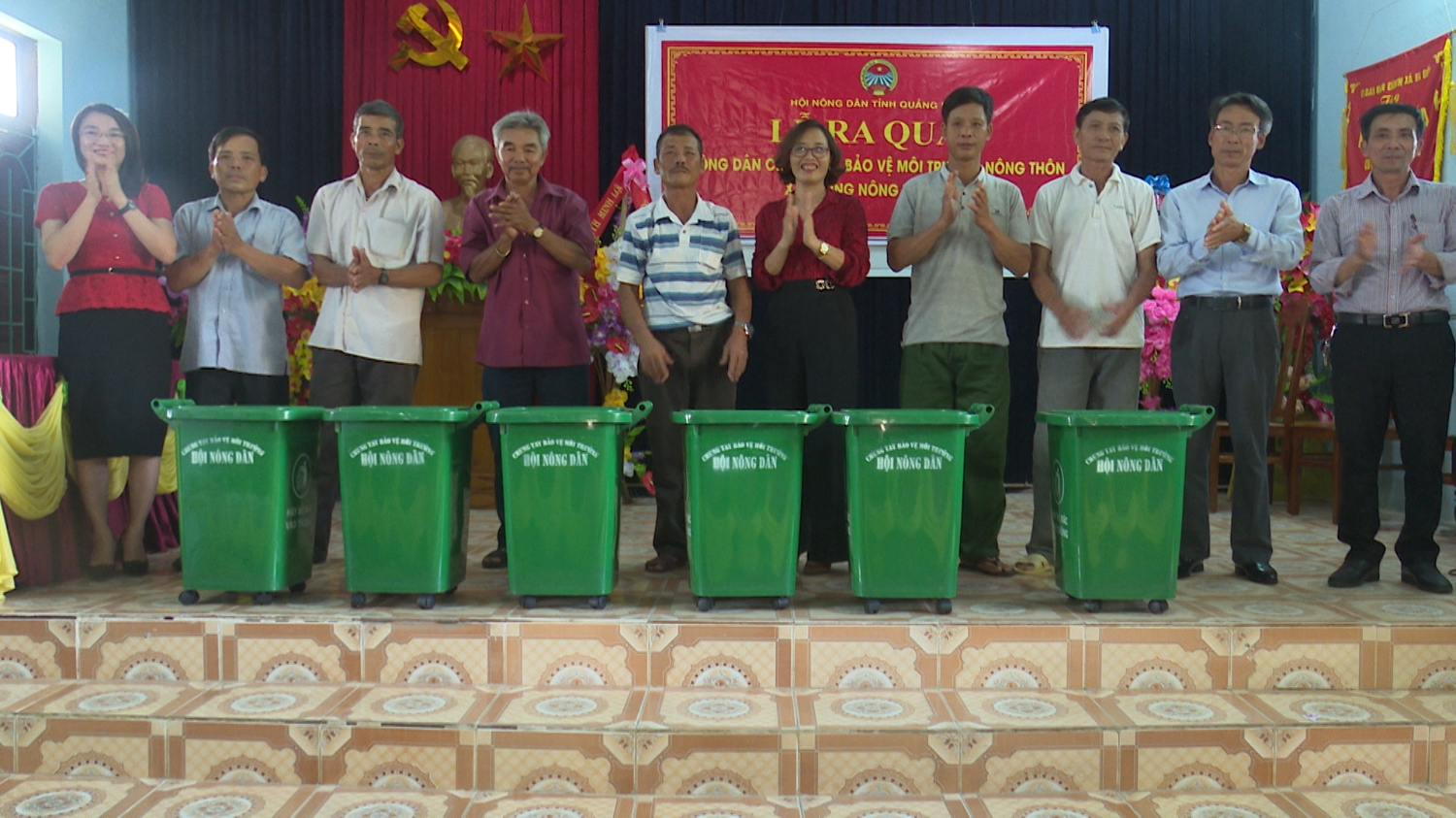 Hội Nông dân tinh trao tặng 150 thùng rác cho các hộ gia đình tại xã Quảng Minh.
