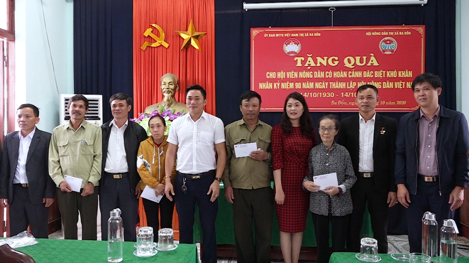 Trao quà cho hội viên có hoàn cảnh khó khăn nhân kỷ niệm 90 năm ngày thành lập Hội nông dân Việt Nam.