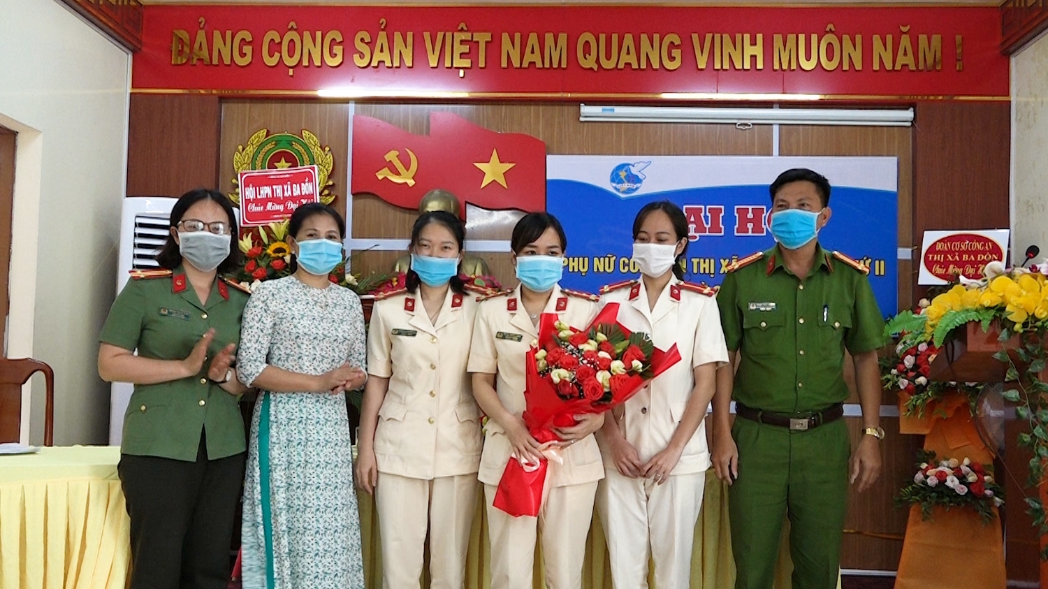 Ban chấp hành Hội phụ nữ Công an thị xã Ba Đồn nhiệm kỳ 2021-2026 ra mắt nhận nhiệm vụ.