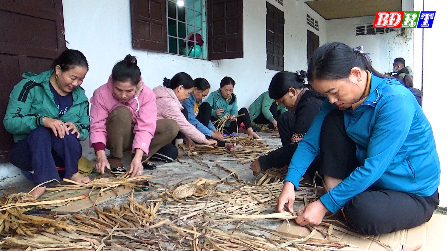 Hướng dẫn dạy nghề đan bèo lục bình cho hộ nghèo, hộ có hoàn cảnh khó khăn (1)