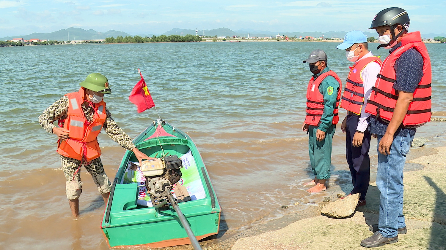 Hướng dẫn học viên kỹ năng lái thuyền cho đội xung kích, cứu nạn, cứu hộ của các địa phương.