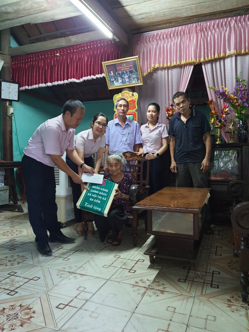Ngân hàng Chính sách thị xã Ba Đồn thăm, tặng quà Mẹ Việt Nam Anh hùng Trần Thị Nậy- Khu phố 1, phường Ba Đồn.