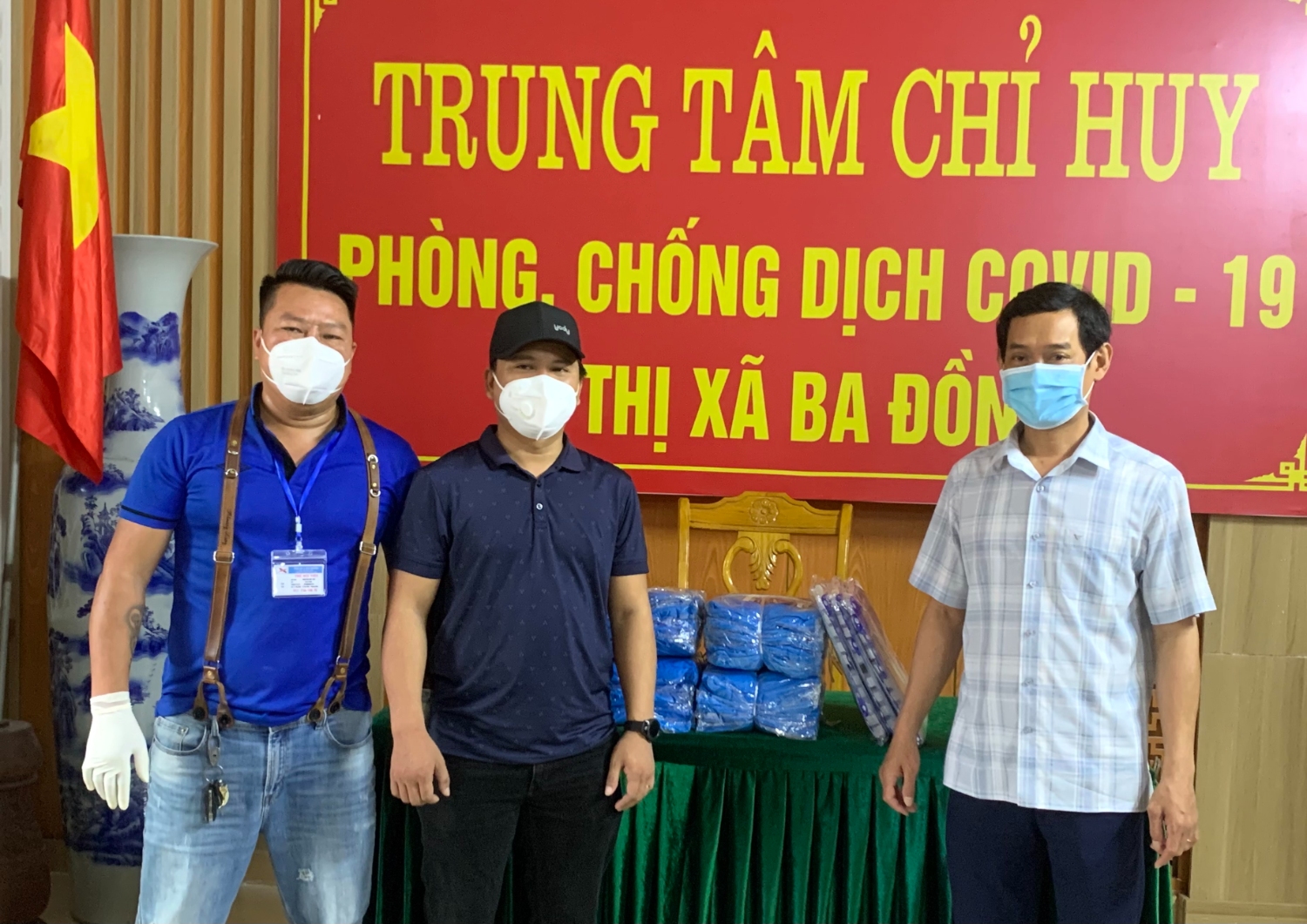 Đồng chí Nguyễn Văn Tình-PCT UBND thị xã cảm ơn sự quan tâm của Công ty Kiến trúc Sức Trẻ đã chung tay ủng hộ thị xã trong phòng, chống dịch bệnh.