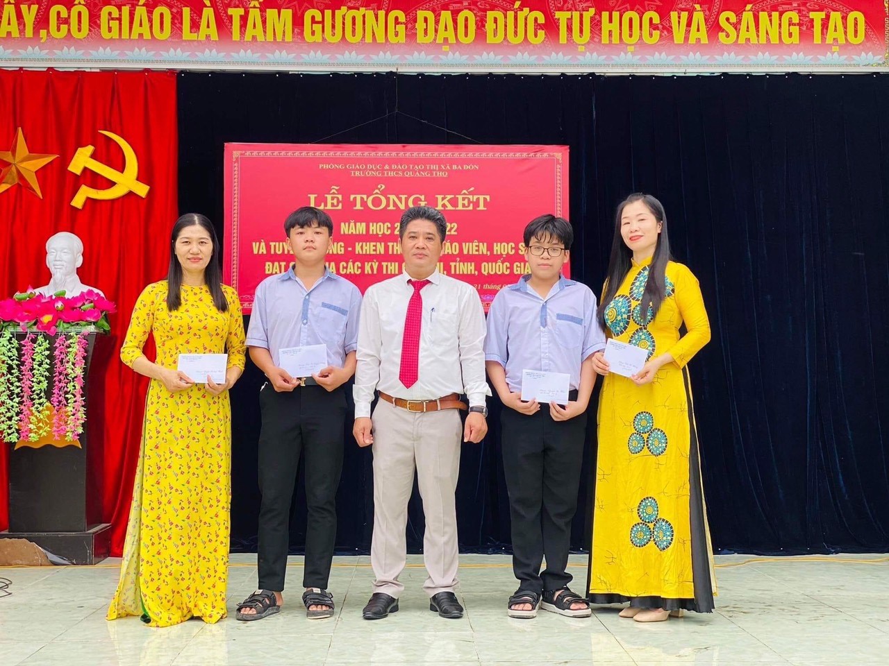 Em Nguyễn Hải Nam (Thứ 2 từ phải qua trái) được khen thưởng vì có thành tích tại lễ tổng kết trường THCS Quảng Thọ.