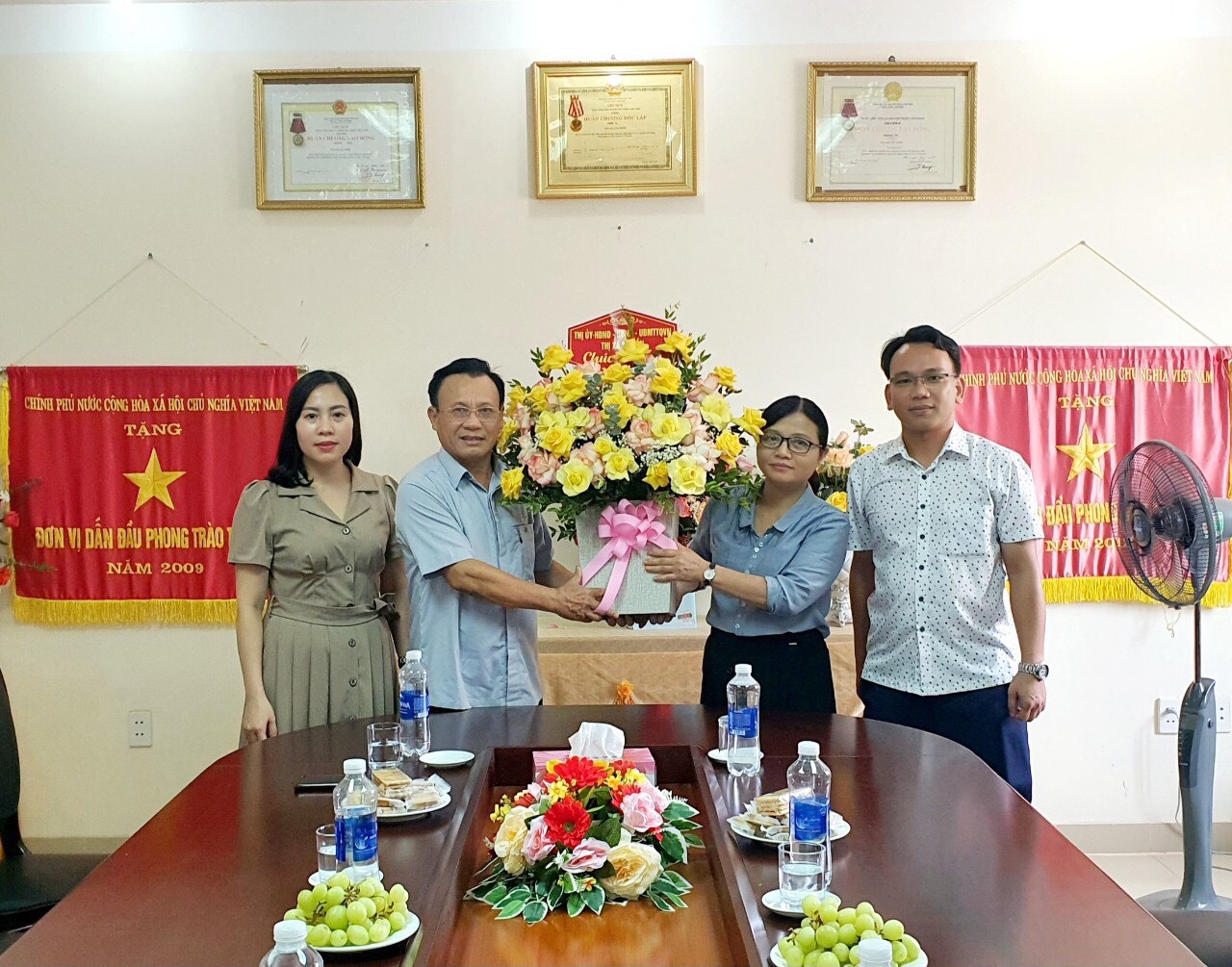 Đồng chí Phó Bí thư TT thị ủy tặng hoa chúc mừng Báo Quảng Bình nhân dịp kỷ niệm 98 năm Ngày Báo chí Cách mạng Việt Nam.