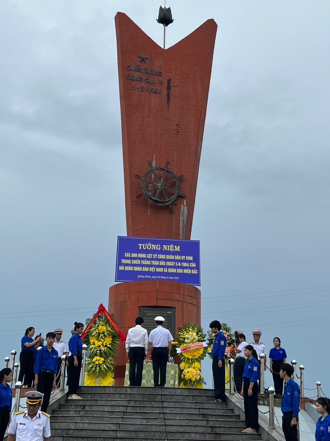 Đoàn công tác của Bộ Tư lệnh Vùng 3 Hải quân và Lãnh đạo thị xã Ba Đồn dâng hương tưởng niệm tại Đài tưởng niệm Chiến thắng trận đầu sông Gianh, Quảng Bình