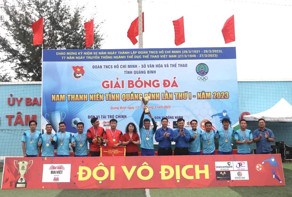 Thị đoàn Ba Đồn giành cúp vô địch.
