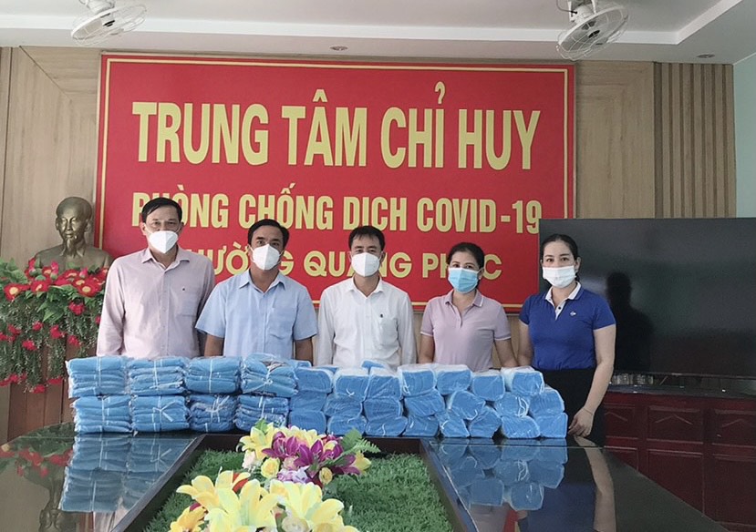 Hội LHPN thị xã Ba Đồn thăm, tặng quà cho Trung tâm Chỉ huy phòng, chống dịch Covid- 19 phường Quảng Phúc.
