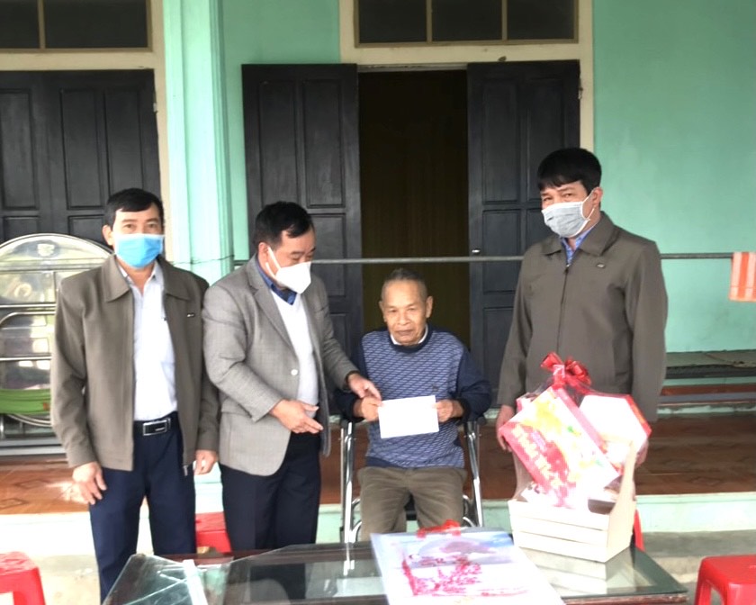 Đồng chí Mai Tất Thắng-UVTV Thị ủy- Phó Chủ tịch HĐND thị xã thăm, tặng quà và chúc Tết các gia đình chính sách tại xã Quảng Sơn.