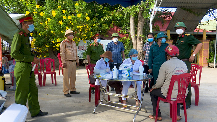 Chốt kiểm soát dịch ở phường Quảng Thuận, đoạn qua Quốc lộ 1 phía Bắc cầu Gianh