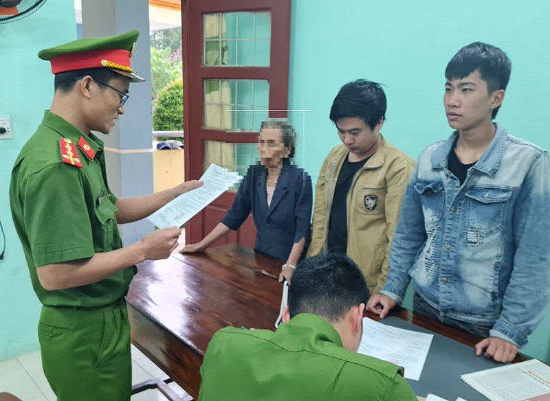 Cơ quan Cảnh sát điều tra tống đạt quyết định khởi tố vụ án, bị can đối với Phùng Đức Anh và Nguyễn Đức Hùng về hành vi trộm cắp tài sản.