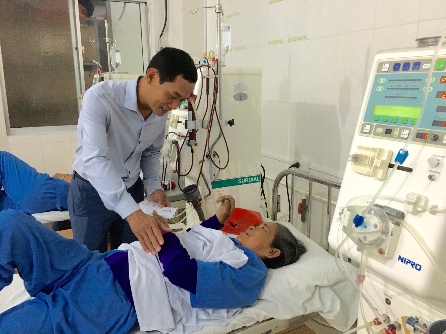 Đồng chí Phó Chủ tịch UBND thị xã thăm, tặng quà cho các bệnh nhân chạy thận tại Bệnh viện Đa khoa khu vực Bắc Quảng Bình.