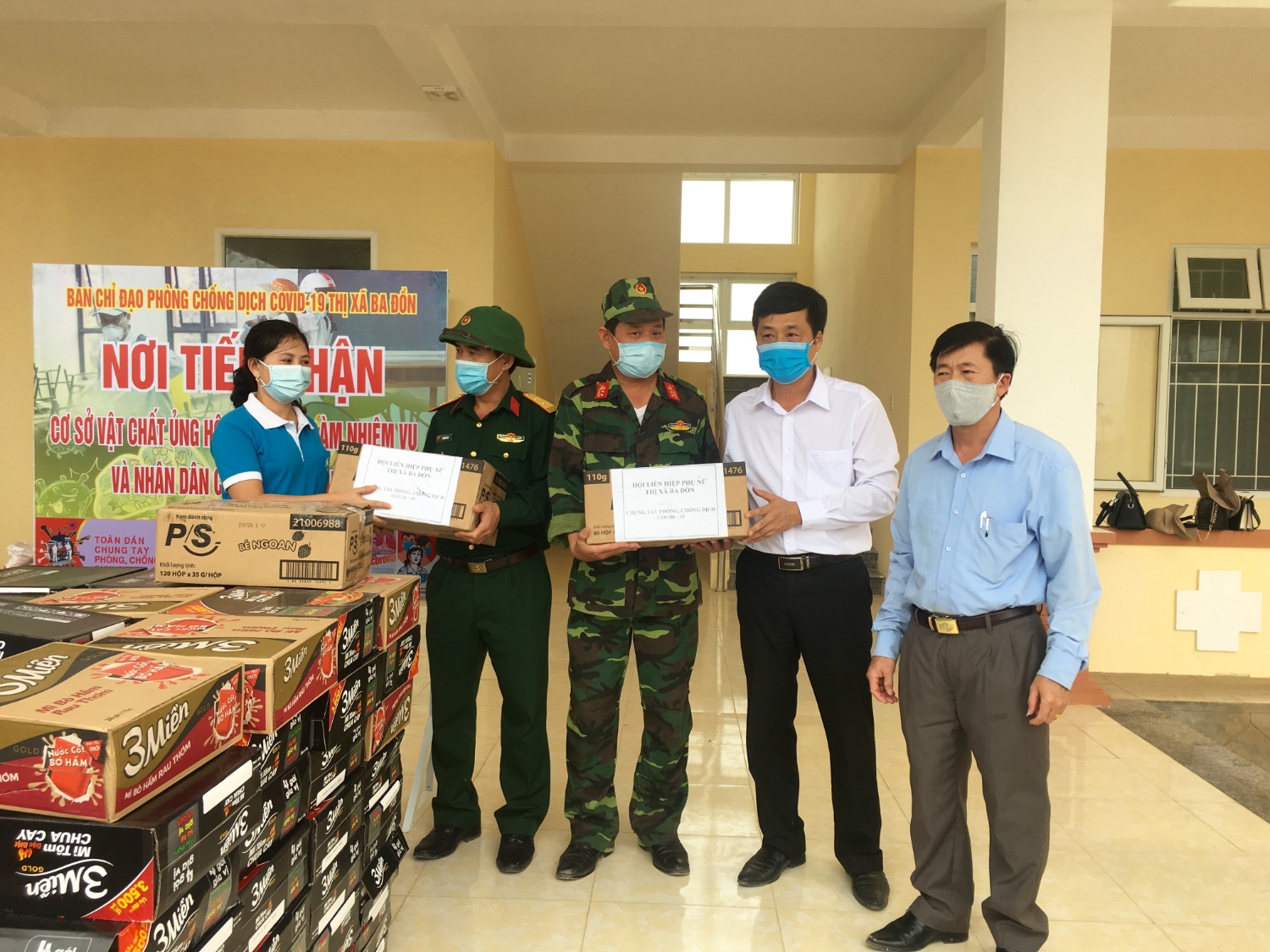 Đồng chí Đinh Thiếu Sơn- UVTV Thị ủy- Trưởng Ban dân vận Thị ủy, lãnh đạo HLHPN, Phòng Y tế tặng quà cho cán bộ, chiến sĩ làm nhiệm vụ và người dân tại khu cách ly.