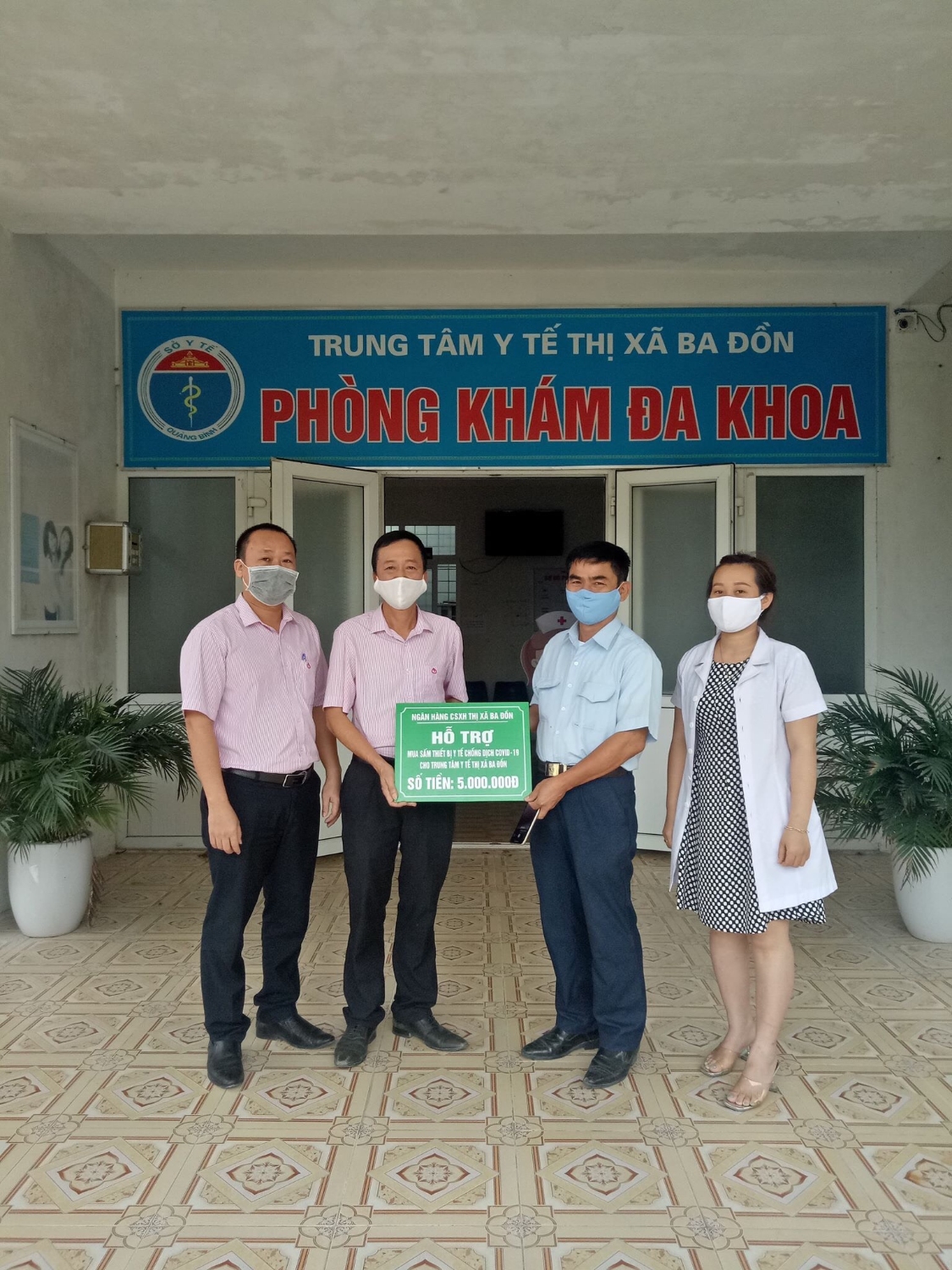  Lãnh đạo Ngân hàng Chính sách xã hội thị xã Ba Đồn trao hỗ trợ cho Trung tâm Y tế thị xã Ba Đồn để mua sắm thiết bị y tế chống dịch Covid-19.
