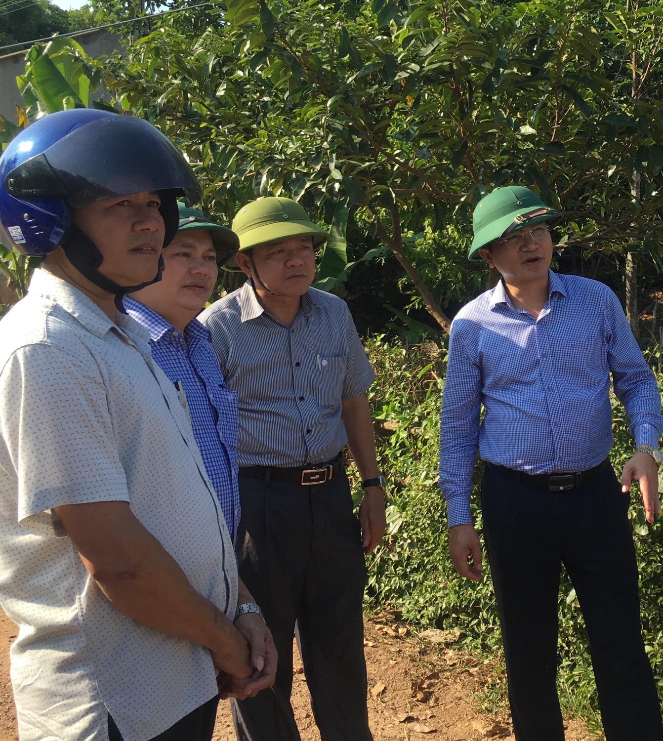  Đồng chí Bí thư Thị  ủy và đồng chí Chủ tịch UBND thị xã kiểm tra một số công trình giao thông tại thôn Minh Tiến