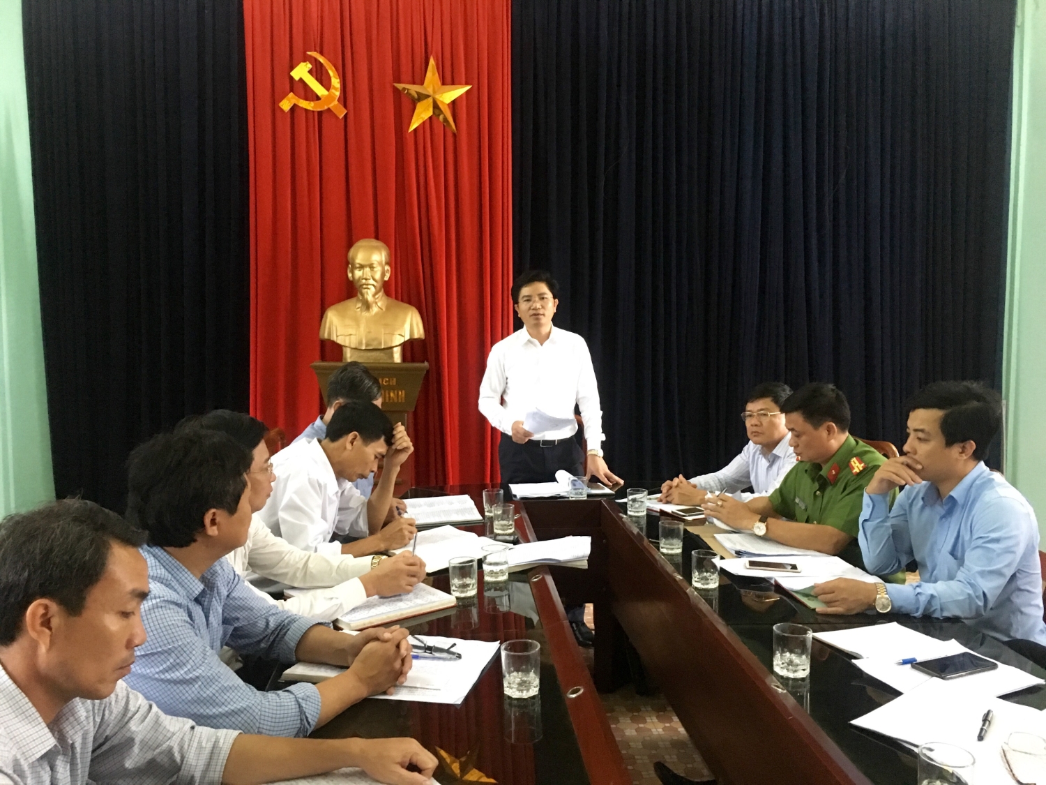 Đồng chí Trương An Ninh-UVTV Tỉnh ủy- Bí thư Thị ủy Ba Đồn làm việc với  Đảng ủy phường Quảng Phong.