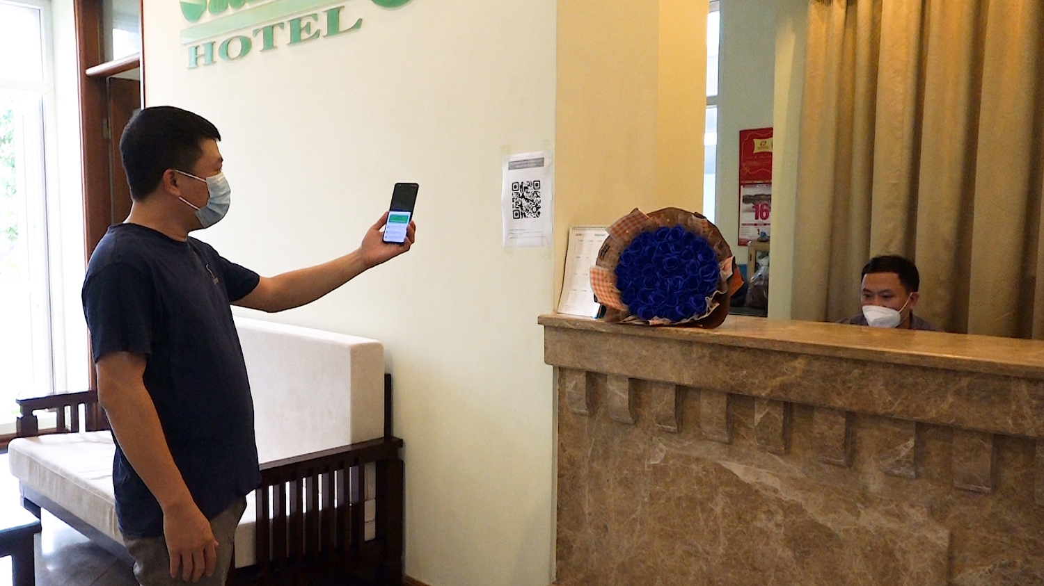 Khách sạn Green hướng dẫn khách lưu trú sử dụng ứng dụng PC Covid để khai báo y tế và quét mã QR