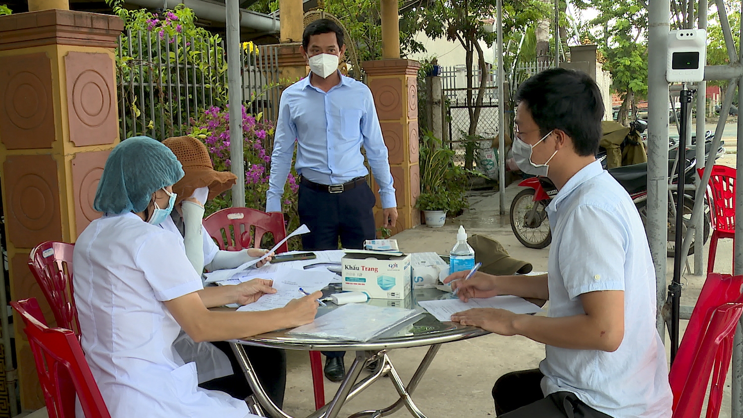 Lãnh đạo thị xã Ba Đồn kiểm tra công tác phòng chống dịch tại chốt kiểm soát Bắc cầu Gianh.