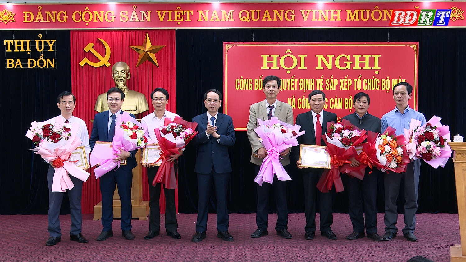 Khen thưởng các cán bộ nghỉ hưu trước tuổi và cán bộ gương mẫu chấp hành sự điều động, phân công của tổ chức trong việc thực hiện Nghị quyết 18