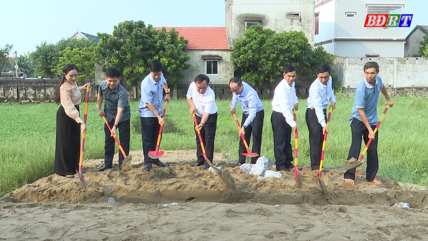 Khởi công xây dựng nhà đại đoàn kết cho gia đình bà Nguyễn Thị Minh Tiếp