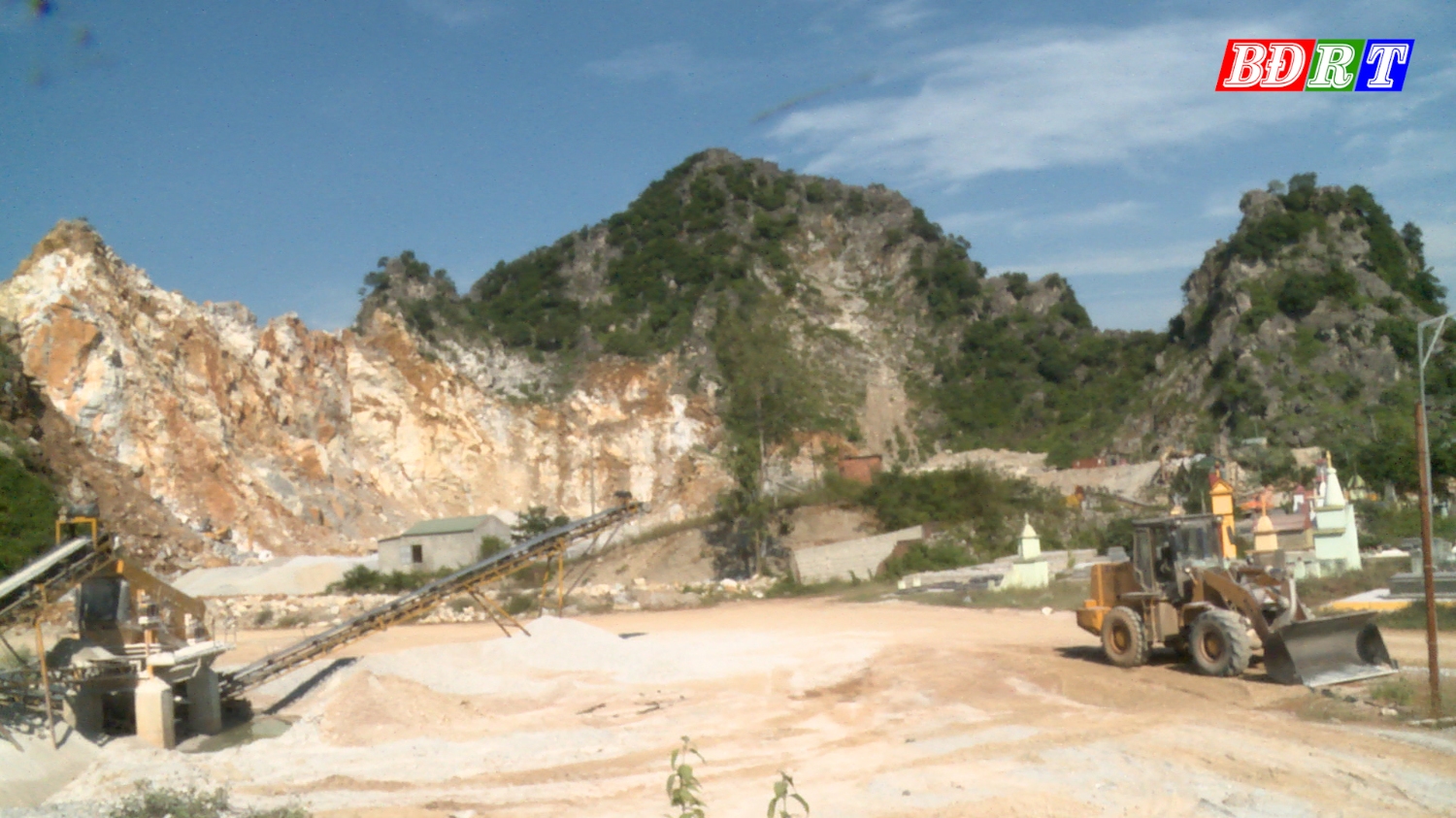 Khu vực khai thác vật liệu đá xây dựng xã Quảng Tiên