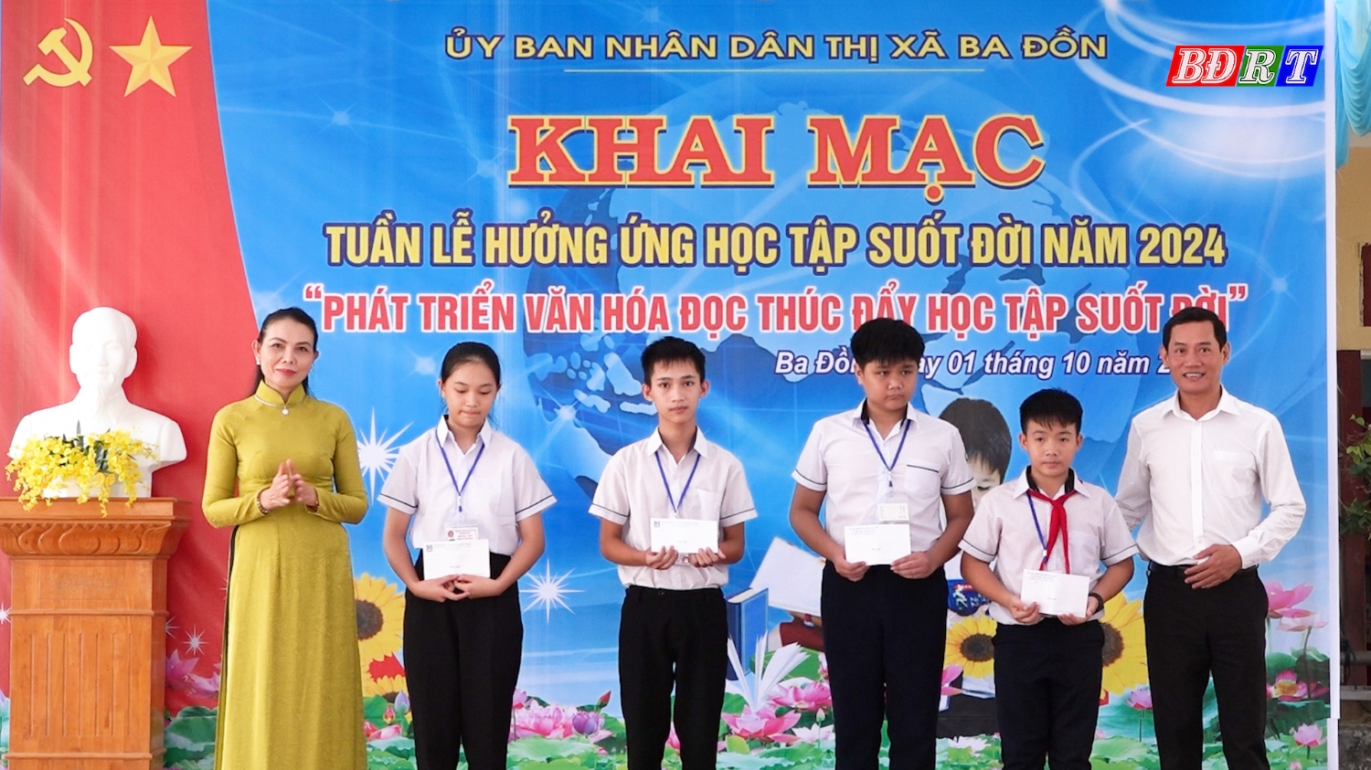 lãnh đạo Ban chỉ đạo xây dựng xã hội học tập tỉnh và thị xã tặng quà cho các em học sinh