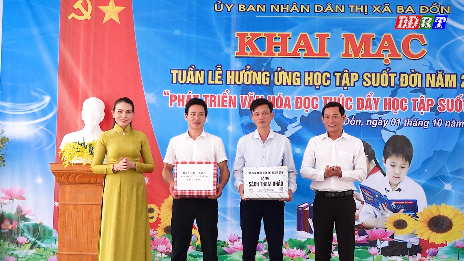 lãnh đạo Ban chỉ đạo xây dựng xã hội học tập tỉnh và thị xã tặng quà cho nhà trường