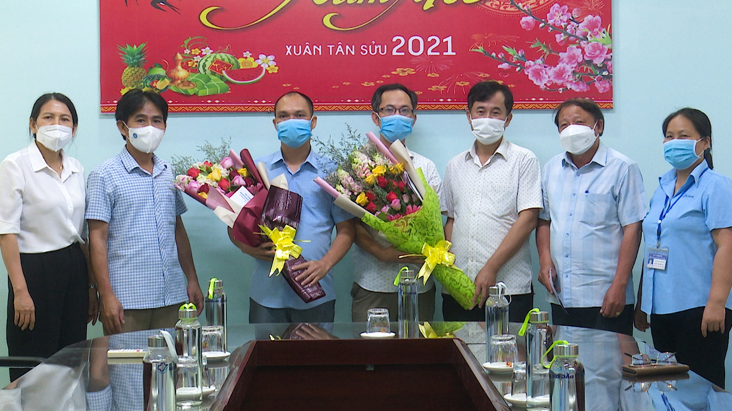 Lãnh đạo Bệnh viện Đa khoa khu vực Bắc Quảng Bình tặng hoa động viên tinh thần 02 cán bộ y tế tham gia hỗ trợ thành phố Hồ Chí Minh chống dịch Covid-19