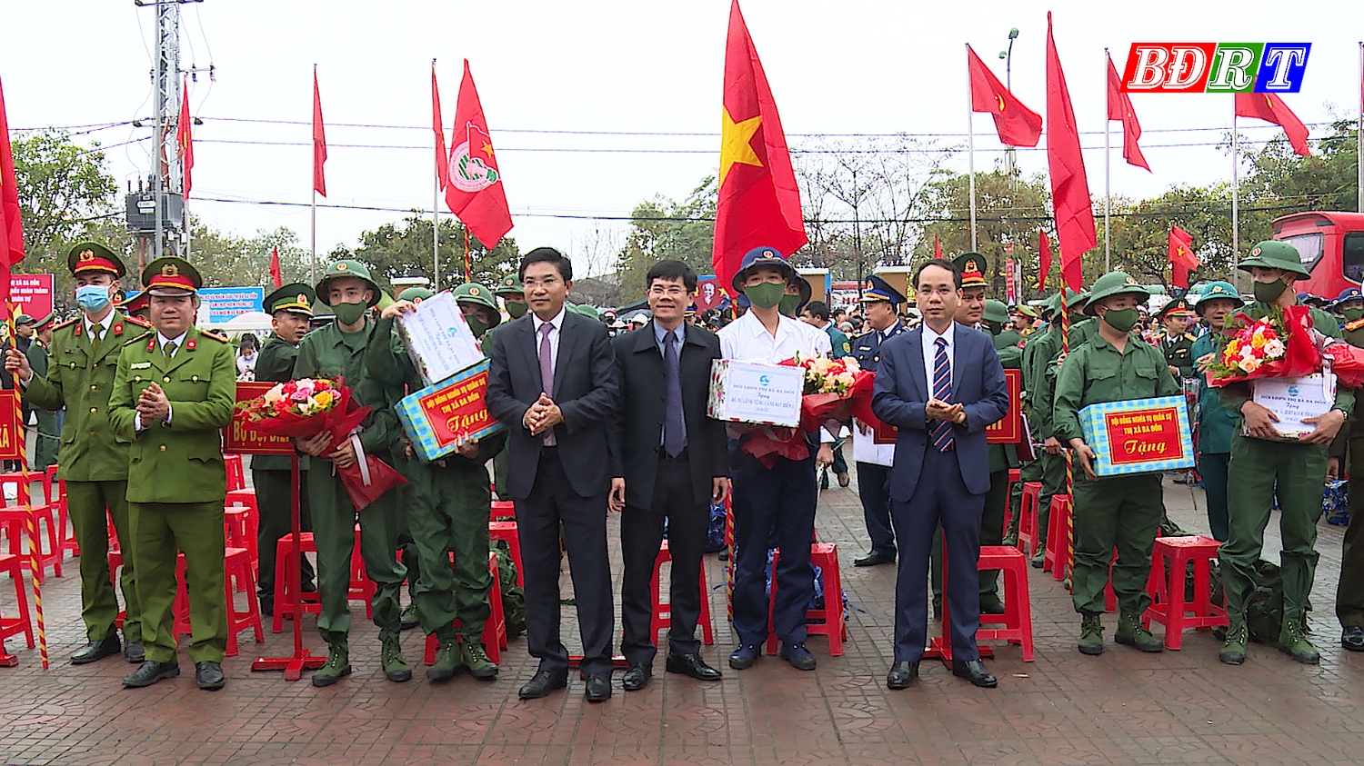 Lãnh đạo Bộ CHQS tỉnh và thị xã tặng hoa, quà cho các tân binh và đơn vị nhận quân