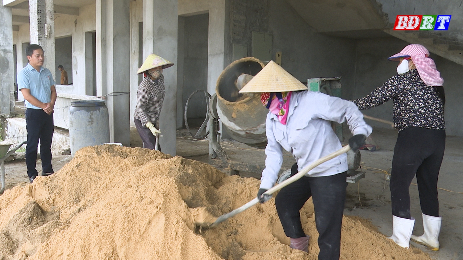 Lãnh đạo địa phương đôn đốc nhà thầu đẩy nhanh tiến độ thi công