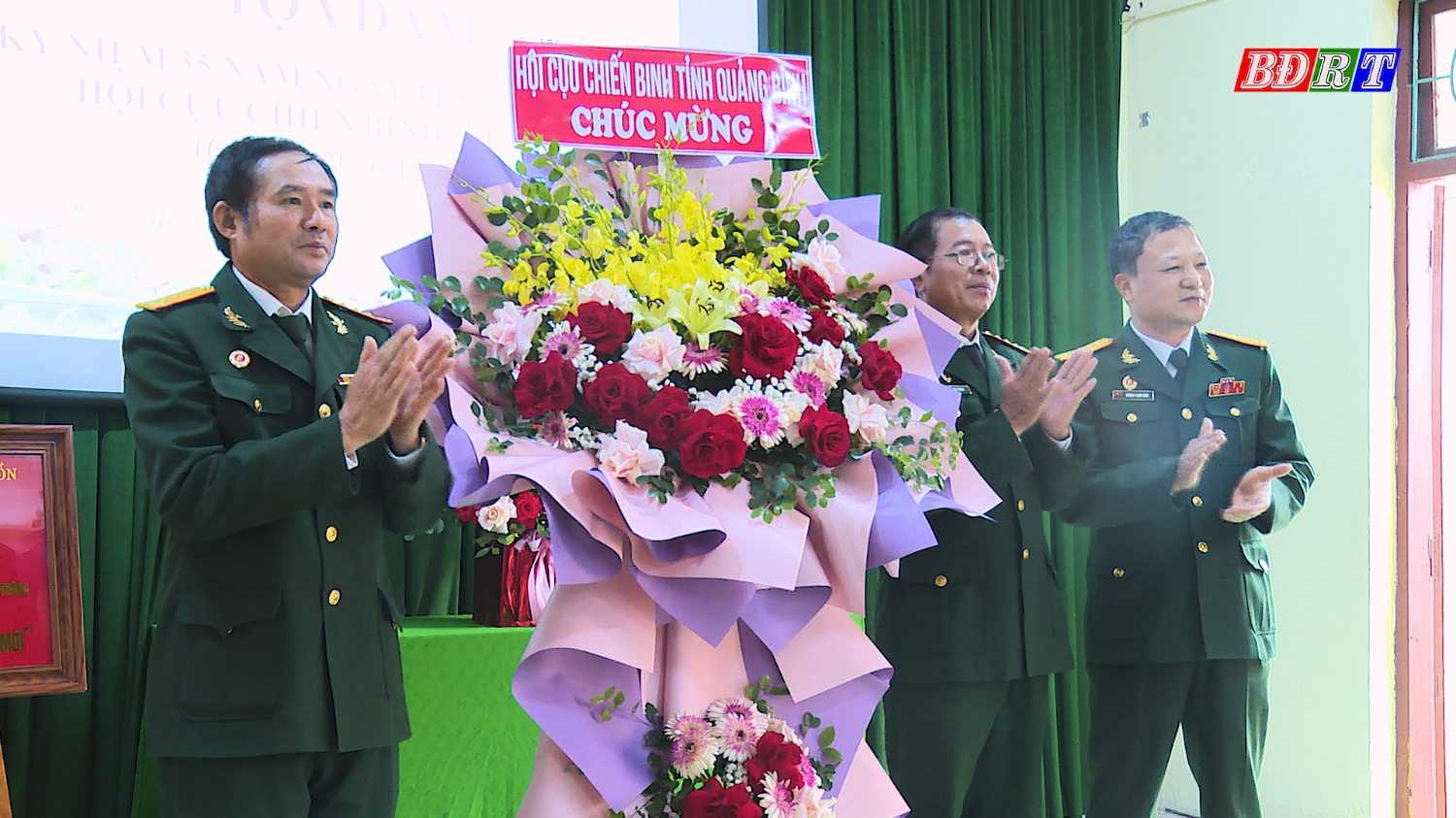 Lãnh đạo Hội Cựu chiến binh tỉnh Quảng Bình tặng hoa chúc mừng Hội CCB thị xã