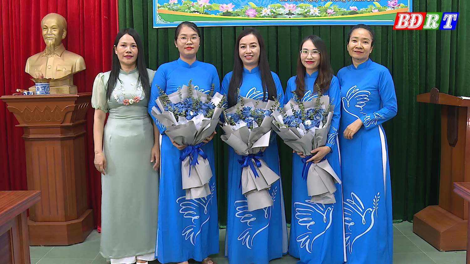 Lãnh đạo Liên đoàn lao động thị xã tặng hoa chúc mừng Ban chấp hành Công đoàn văn phòng công chứng Nhất Tín, nhiệm kỳ 2023 2028