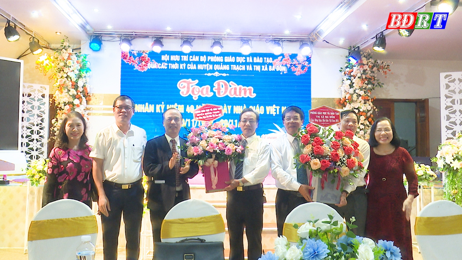 Lãnh đạo phòng Giáo dục và Đào tạo thị xã Ba Đồn và huyện Quảng Trạch tặng hoa chúc mừng Hội.