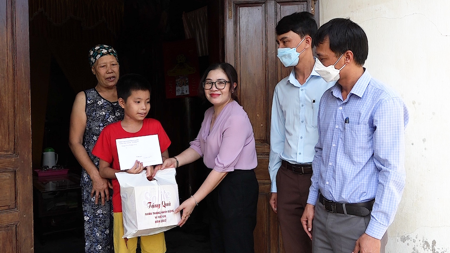 Lãnh đạo Phòng Lao động TBXH thị xã Ba Đồn cũng đã đến thăm và tặng quà cho các em thiếu nhi có hoàn cảnh khó khăn vươn lên trong học tập nhân dịp Quốc tế thiếu nhi