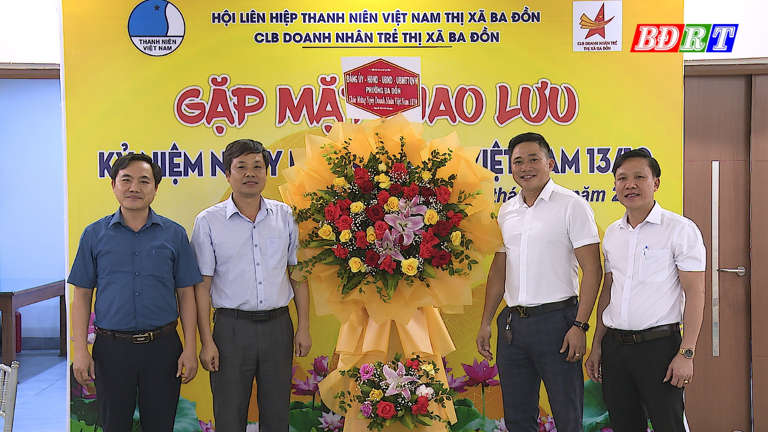 Lãnh đạo phường Ba Đồn tặng hoa chúc mừng ngày Doanh nhân Việt Nam