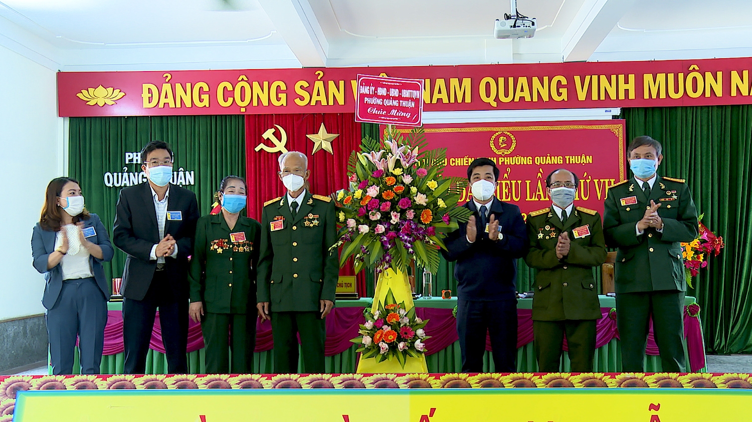 Lãnh đạo phường Quảng Thuận tặng hoia chúc mừng Đại hội