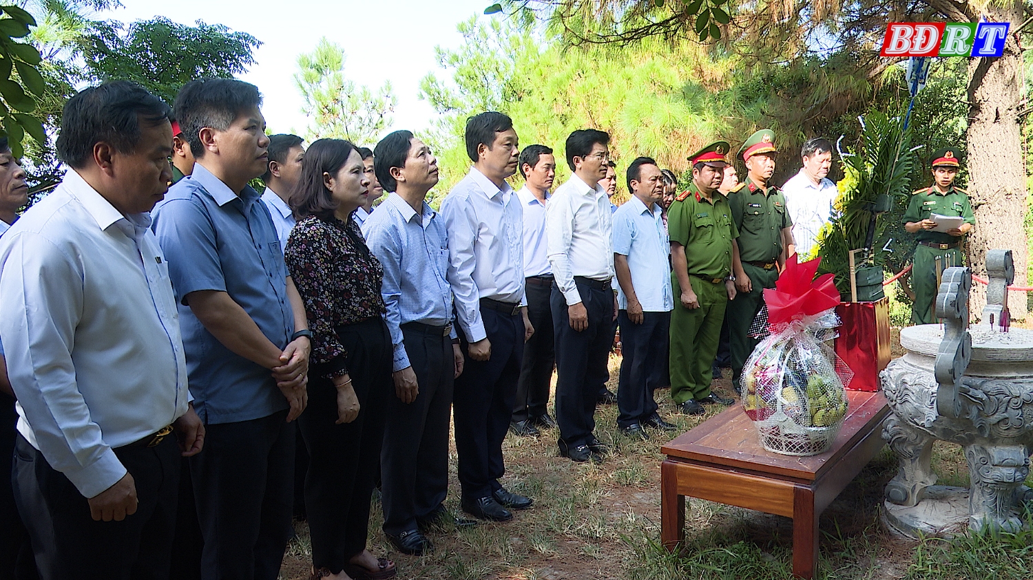 Lãnh đạo thị xã Ba Đồn dâng hương mộ Đại tướng Võ Nguyên Giáp nhân ngày Quốc khánh