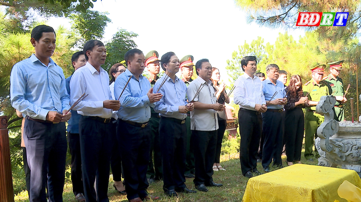 Lãnh đạo thị xã Ba Đồn dâng hương tại khu Mộ Đại tướng Võ Nguyên Giáp, Vũng Chùa Đảo Yến