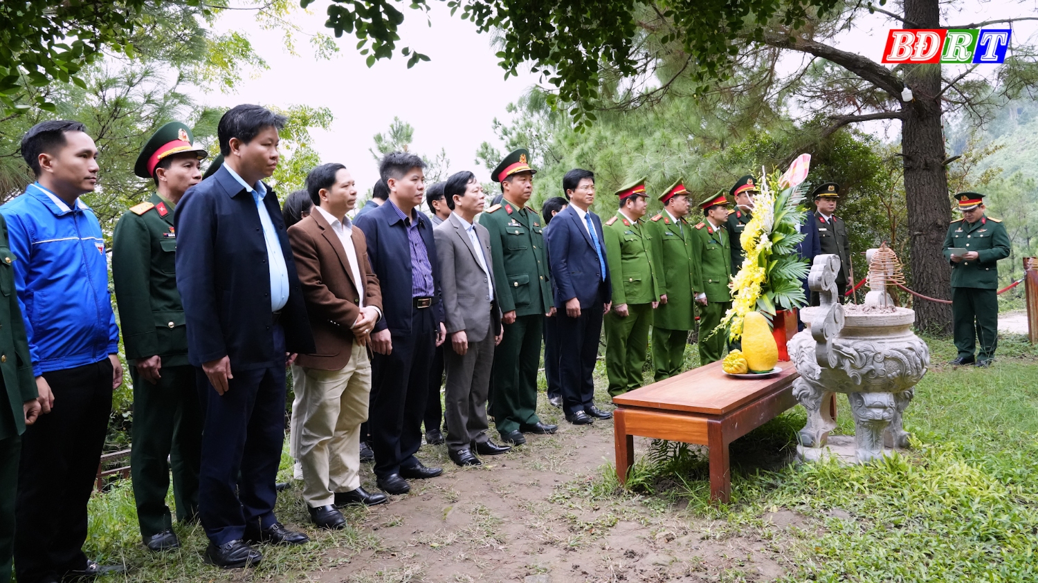 Lãnh đạo thị xã Ba Đồn dâng hương tại mộ Đại tướng Võ Nguyên Giáp