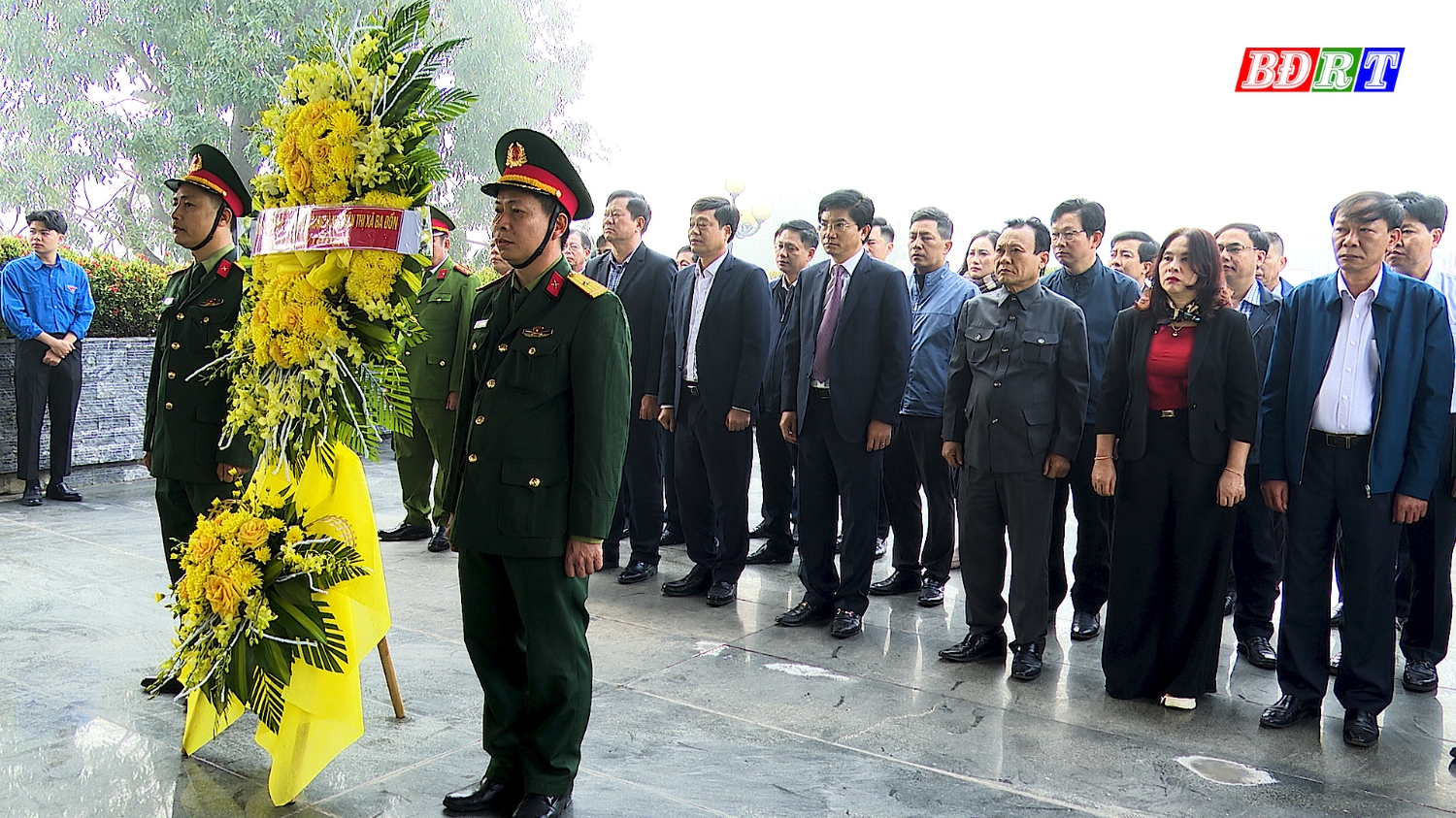 Lãnh đạo thị xã Ba Đồn dâng hương tại Nhà bia tưởng niệm các Anh hùng Liệt sỹ.