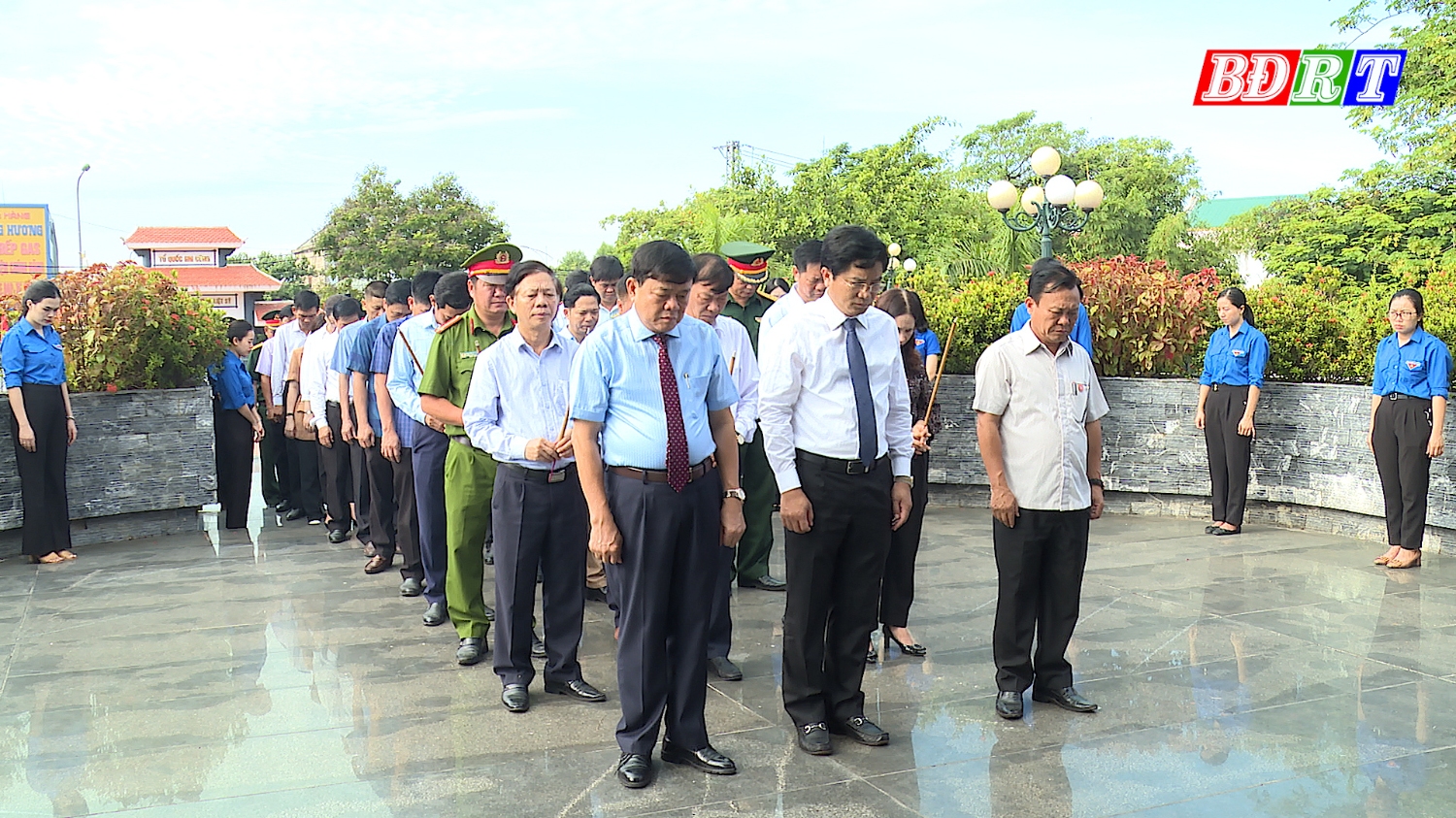 Lãnh đạo thị xã Ba Đồn dành một phút mặc niệm tưởng nhớ anh linh các anh hùng, liệt sĩ tại Nhà bia tưởng niệm.