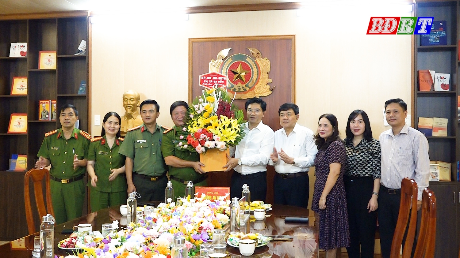 Lãnh đạo thị xã Ba Đồn tặng hoa chúc mừng cán bộ, chiến sỹ công an nhân dân thị xã
