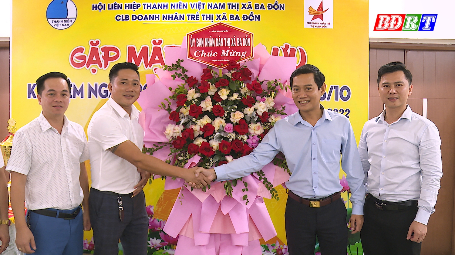 Lãnh đạo thị xã Ba Đồn tặng hoa chúc mừng CLB Doanh nhân trẻ thị xã Ba Đồn.