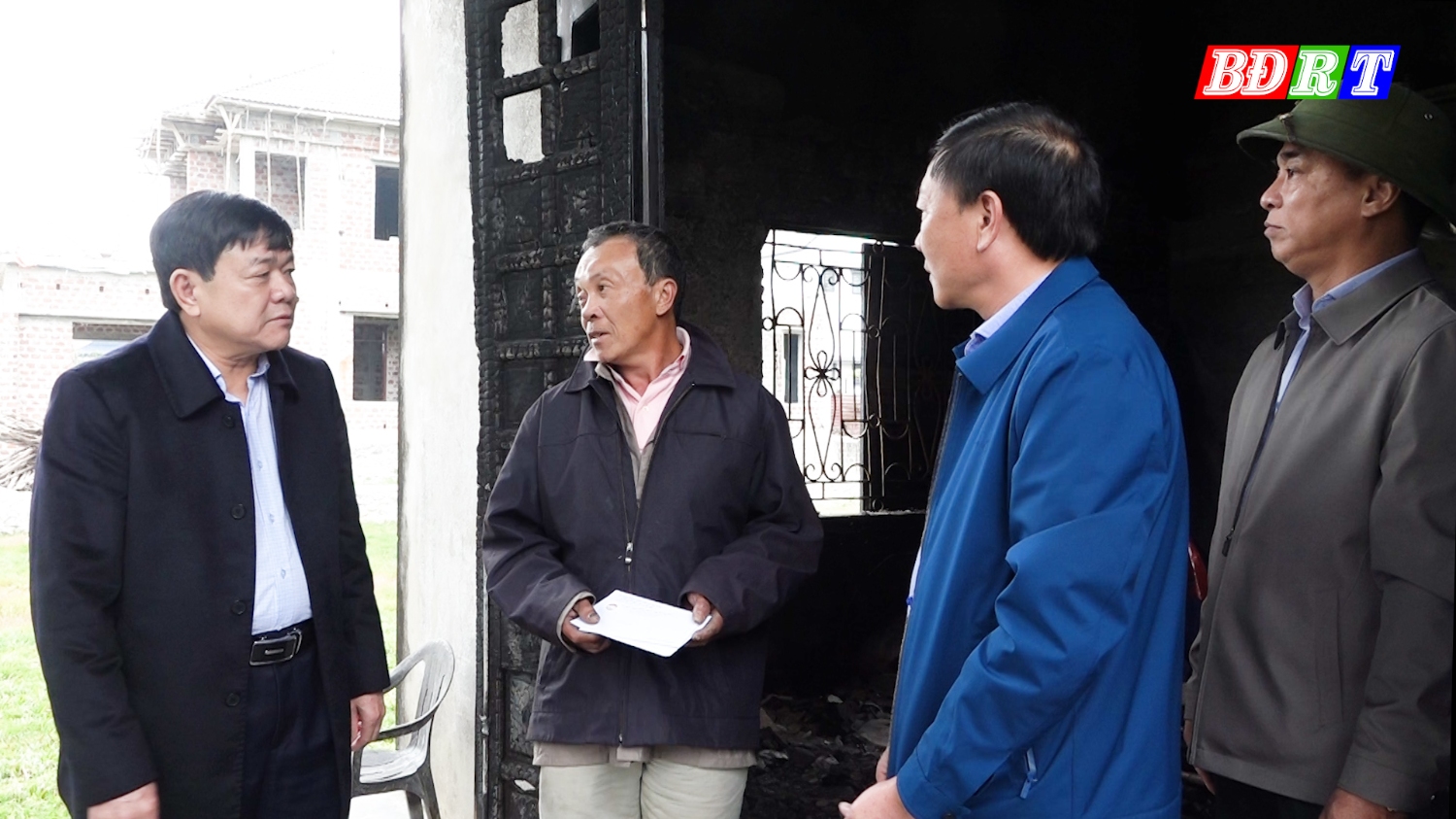 Lãnh đạo thị xã Ba Đồn thăm hỏi gia đình anh Sơn.