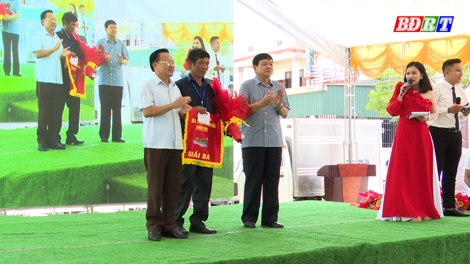 Lãnh đạo thị xã Ba Đồn trao giải ba cho xã Quảng Sơn