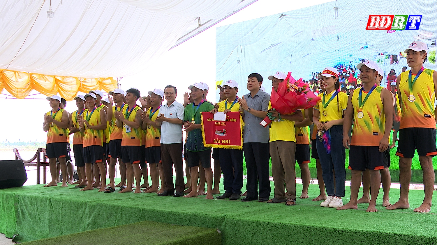 Lãnh đạo thị xã Ba Đồn trao giải nhì cho đội xã Quảng Văn